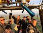 Hoogstaande luchtballon vaart opgestegen in Veenendaal op donderdag 18 mei 2023