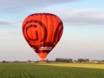 Prachtige luchtballon vaart opgestegen op opstijglocatie Zaltbommel op donderdag 18 mei 2023