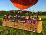 Perfecte ballon vaart boven de regio Beesd op maandag 24 juni 2024