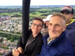 Hoogstaande luchtballon vaart over de regio Zwolle op vrijdag 15 juli 2022