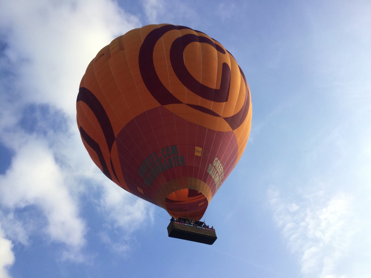 Ballonvaart Beesd - Tegekke luchtballonvaart opgestegen op startveld Beesd