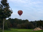 Hoogstaande ballon vlucht opgestegen op startveld Leende op zondag  8 oktober 2023